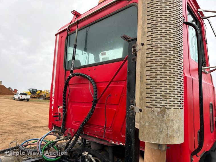 image for item ED5061 2000 Mack CH613 semi truck