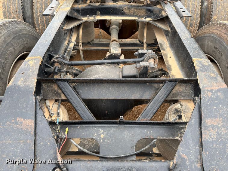 image for item ED5061 2000 Mack CH613 semi truck