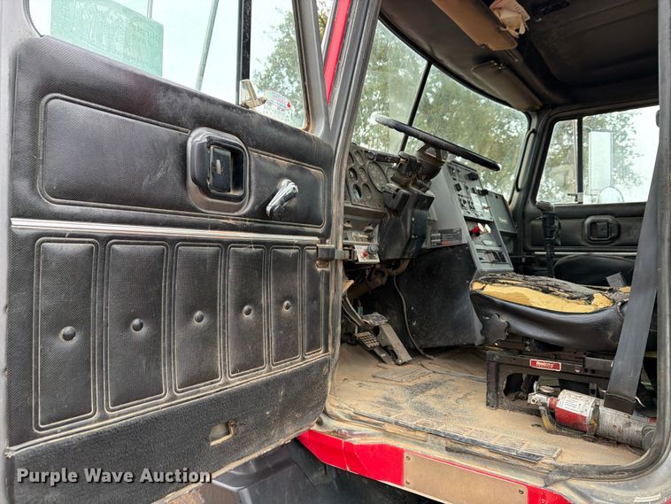 image for item ED5061 2000 Mack CH613 semi truck