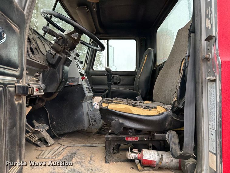 image for item ED5061 2000 Mack CH613 semi truck