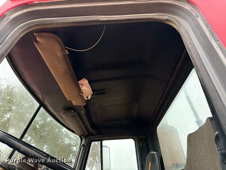 image for item ED5061 2000 Mack CH613 semi truck