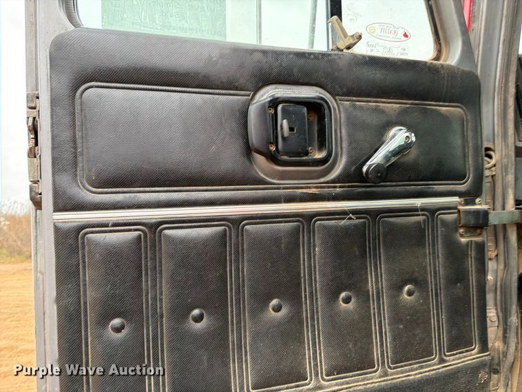 image for item ED5061 2000 Mack CH613 semi truck