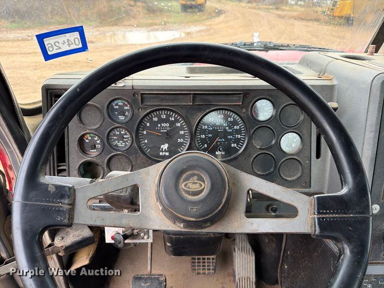 image for item ED5061 2000 Mack CH613 semi truck