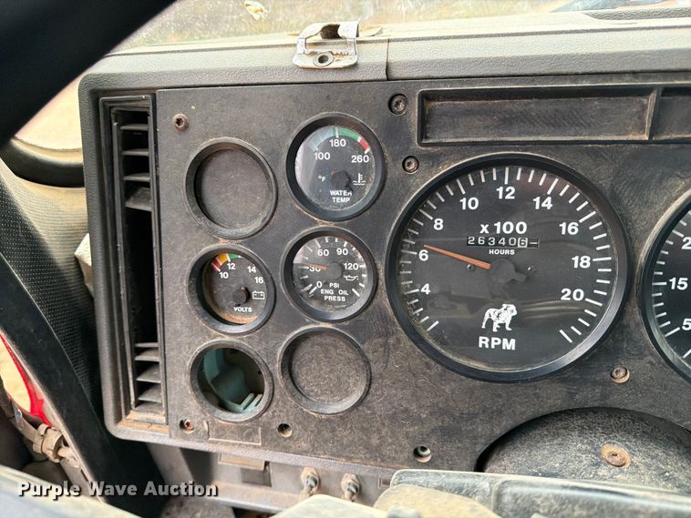 image for item ED5061 2000 Mack CH613 semi truck