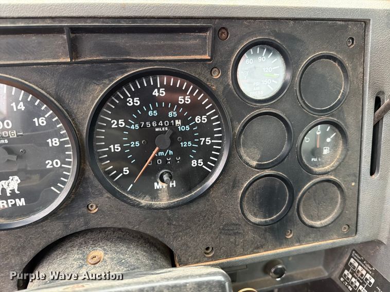 image for item ED5061 2000 Mack CH613 semi truck