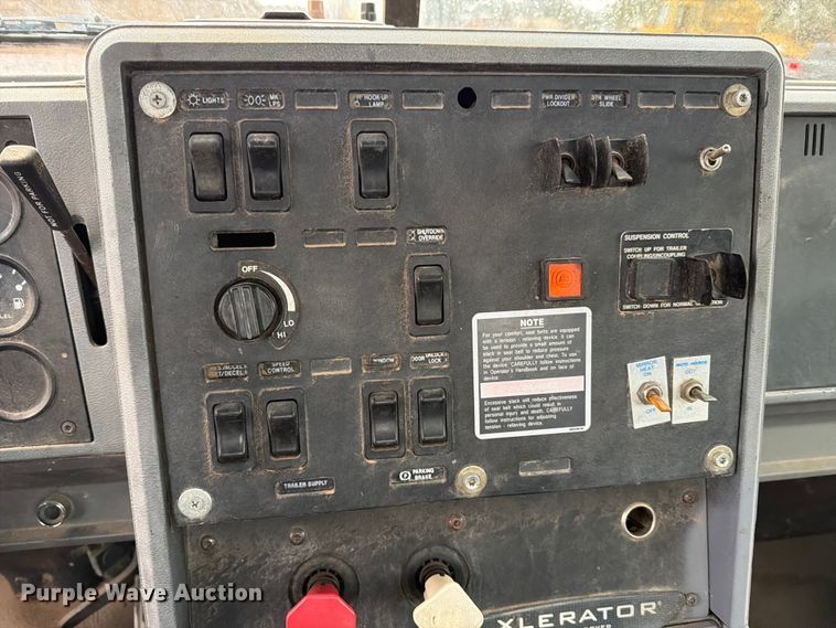 image for item ED5061 2000 Mack CH613 semi truck