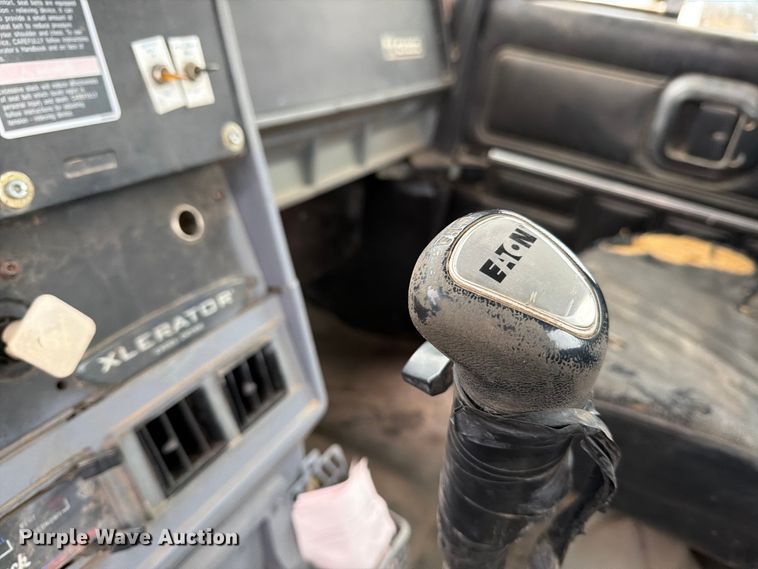 image for item ED5061 2000 Mack CH613 semi truck