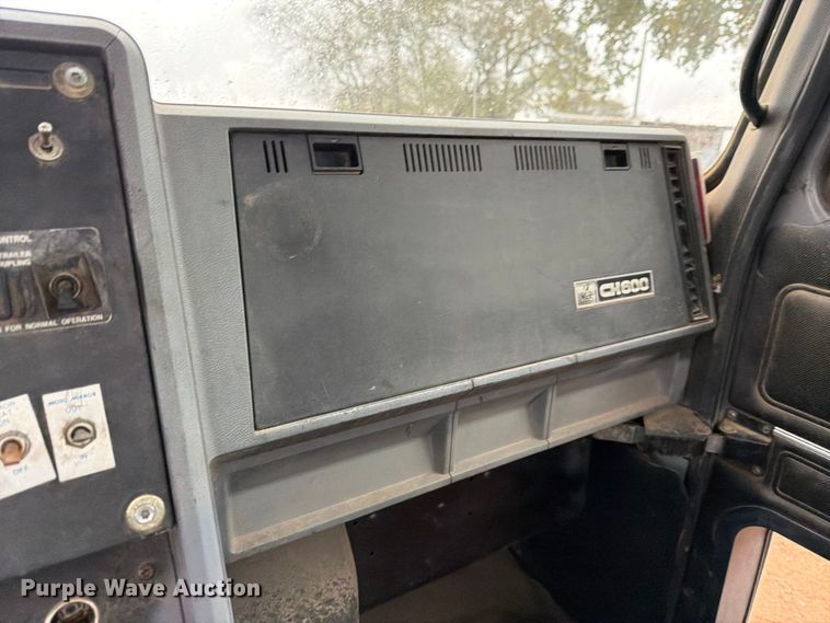 image for item ED5061 2000 Mack CH613 semi truck