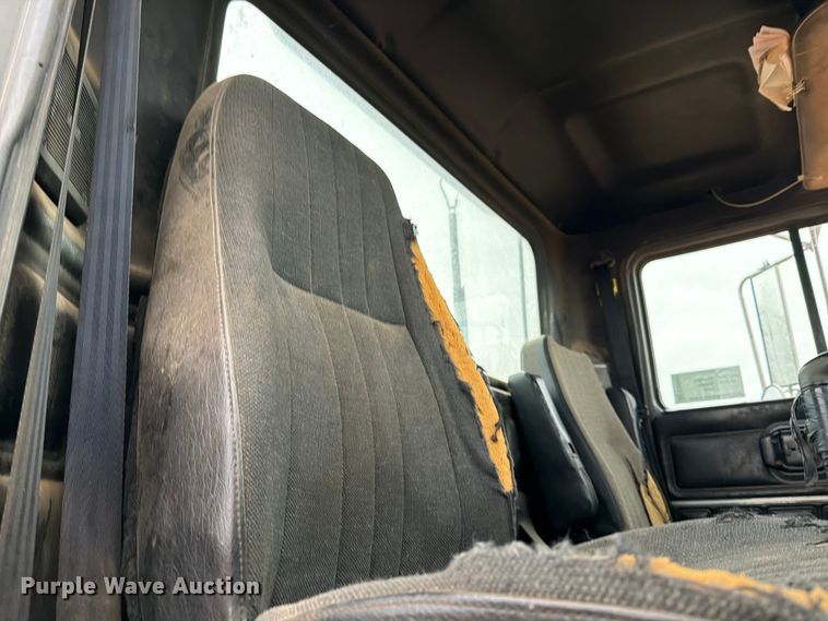 image for item ED5061 2000 Mack CH613 semi truck