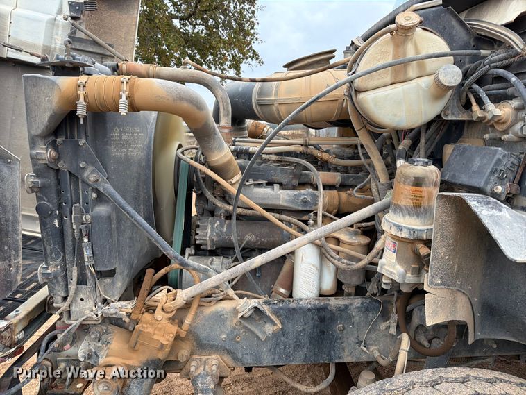 image for item ED5061 2000 Mack CH613 semi truck