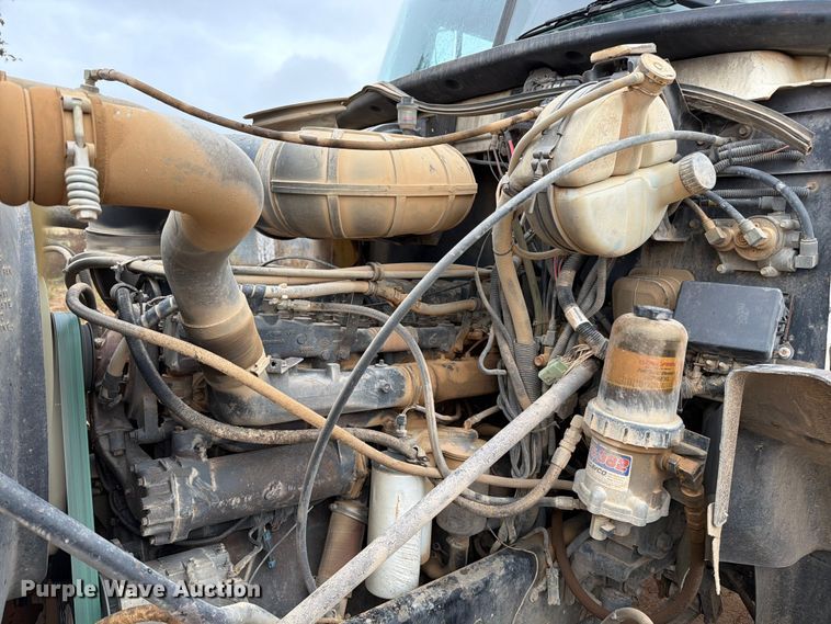 image for item ED5061 2000 Mack CH613 semi truck