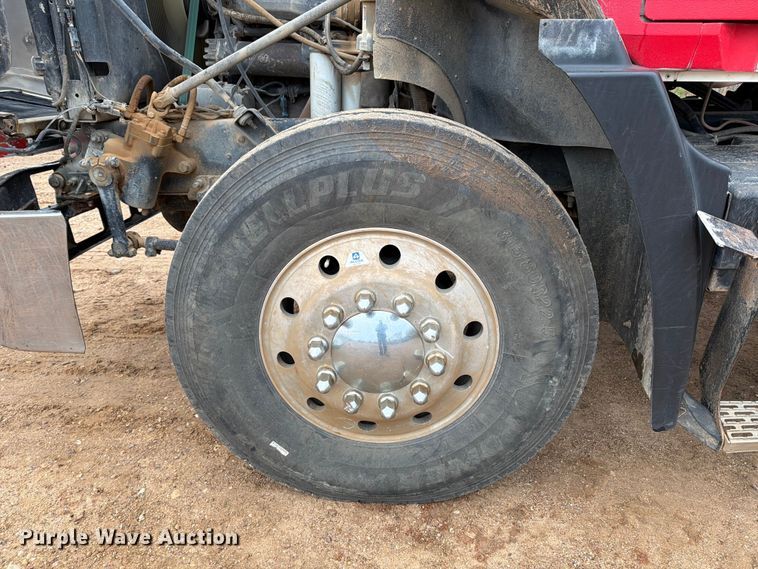 image for item ED5061 2000 Mack CH613 semi truck