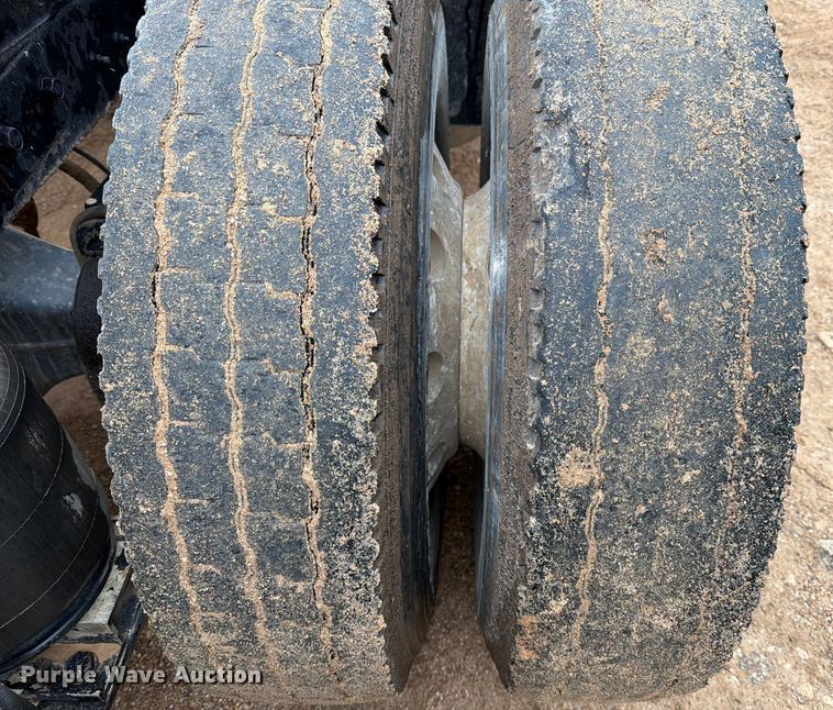 image for item ED5061 2000 Mack CH613 semi truck