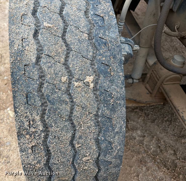 image for item ED5061 2000 Mack CH613 semi truck