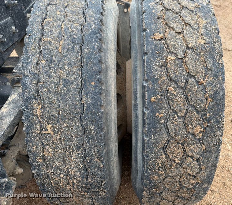 image for item ED5061 2000 Mack CH613 semi truck