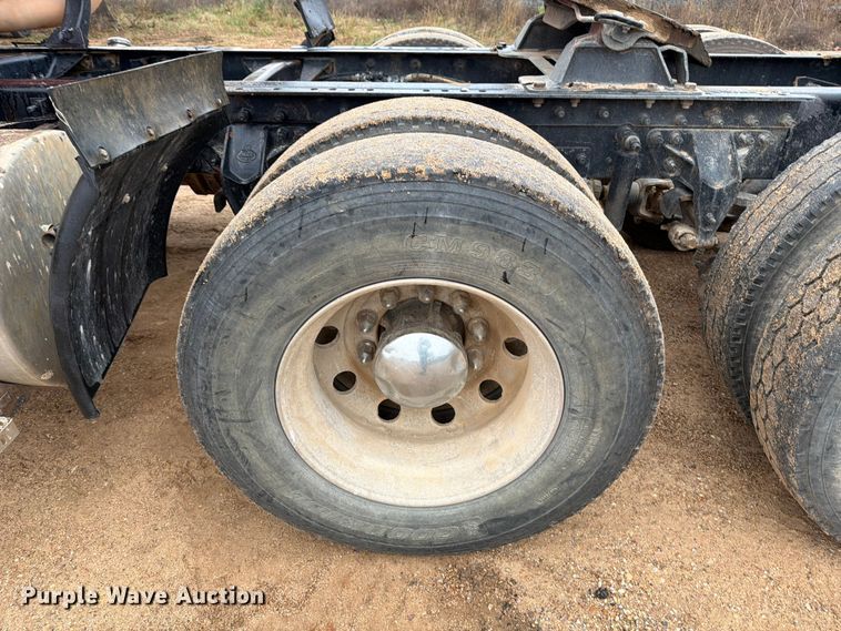 image for item ED5061 2000 Mack CH613 semi truck