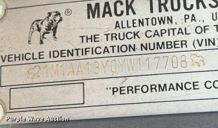 image for item ED5061 2000 Mack CH613 semi truck