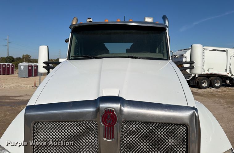 image for item ED5068 2018 Kenworth T880 semi truck