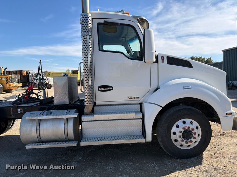 image for item ED5068 2018 Kenworth T880 semi truck