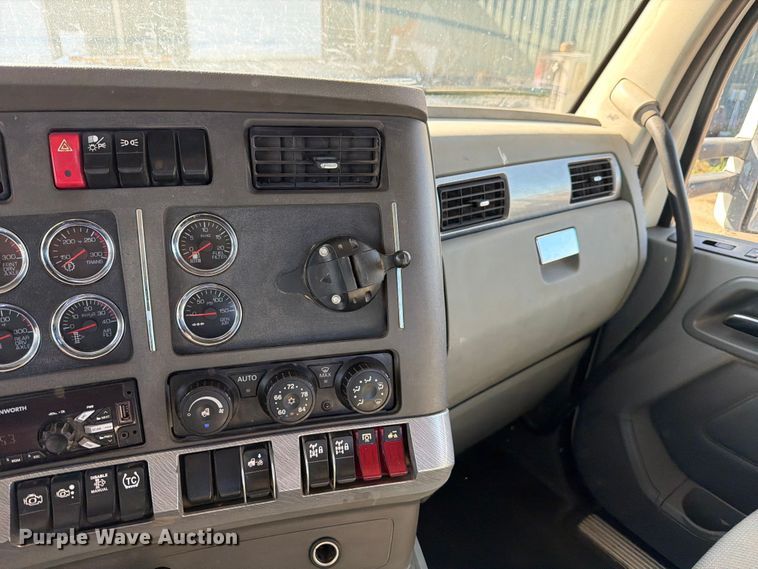 image for item ED5068 2018 Kenworth T880 semi truck