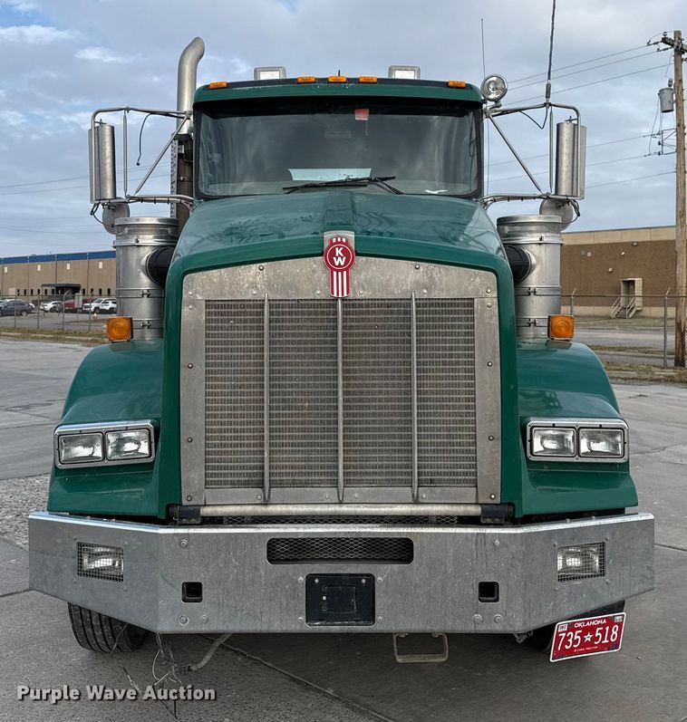 image for item EE3406 2017 Kenworth T800 semi truck