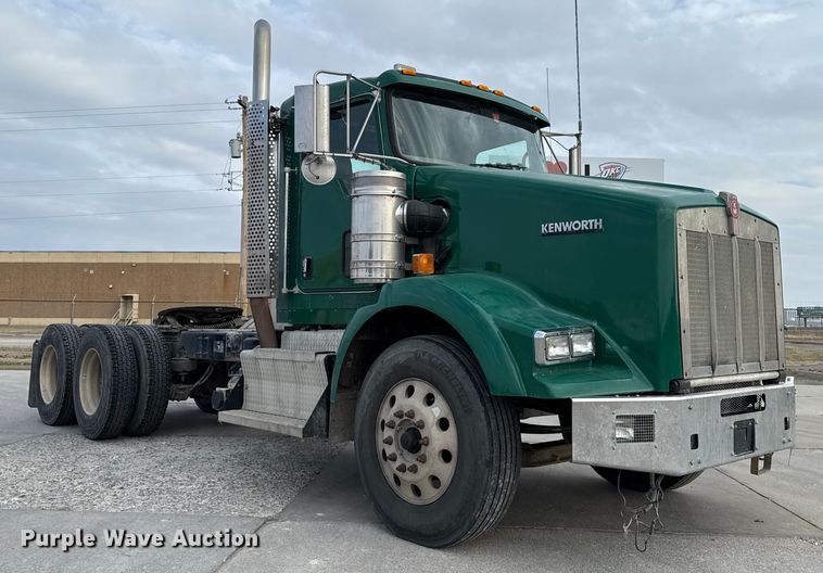 image for item EE3406 2017 Kenworth T800 semi truck
