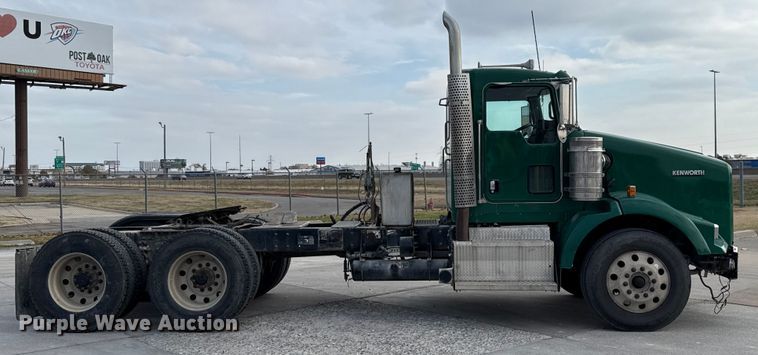 image for item EE3406 2017 Kenworth T800 semi truck