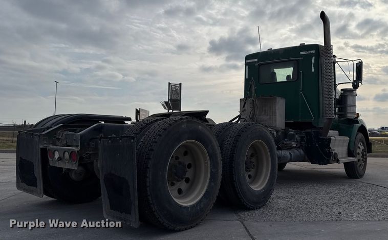image for item EE3406 2017 Kenworth T800 semi truck
