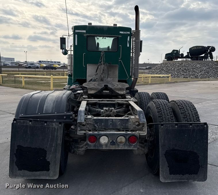 image for item EE3406 2017 Kenworth T800 semi truck