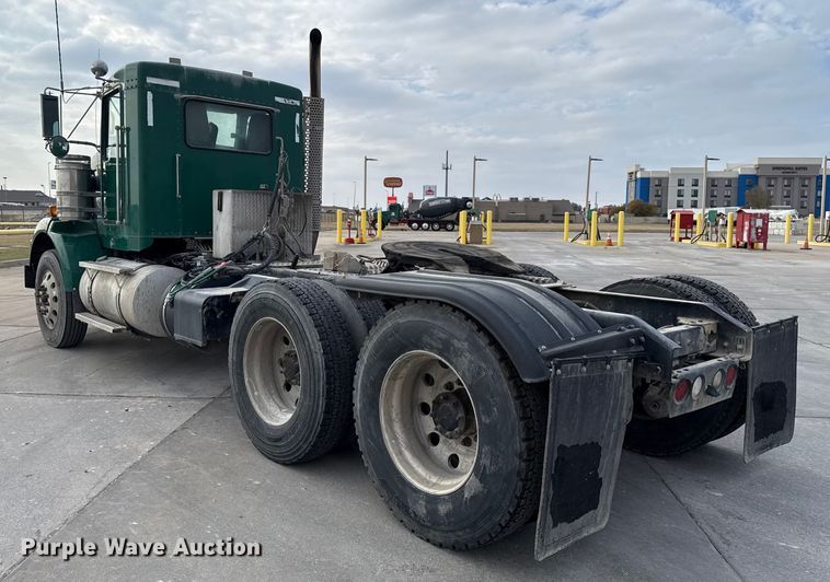 image for item EE3406 2017 Kenworth T800 semi truck