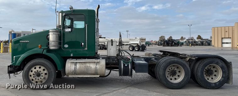 image for item EE3406 2017 Kenworth T800 semi truck