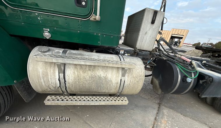 image for item EE3406 2017 Kenworth T800 semi truck