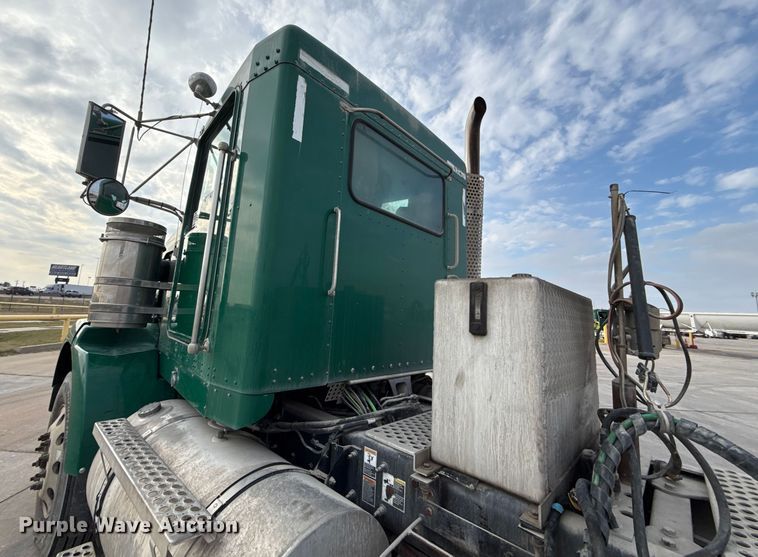 image for item EE3406 2017 Kenworth T800 semi truck