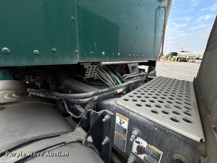 image for item EE3406 2017 Kenworth T800 semi truck