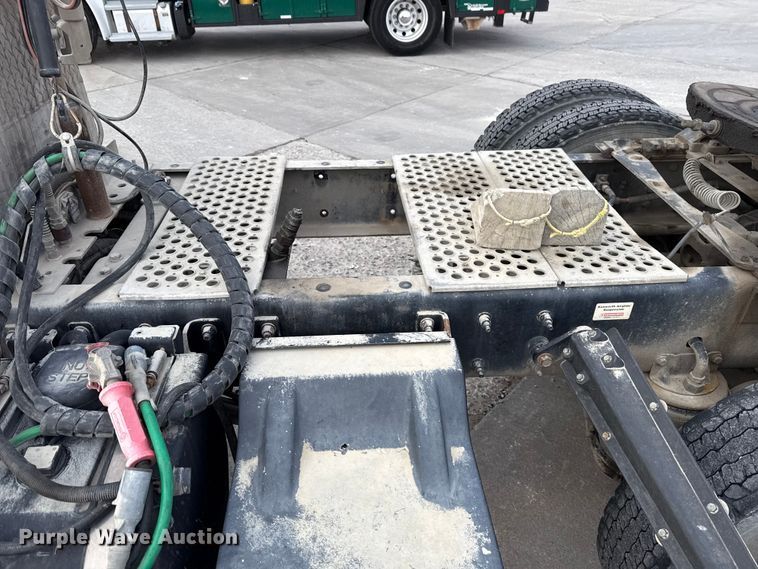 image for item EE3406 2017 Kenworth T800 semi truck