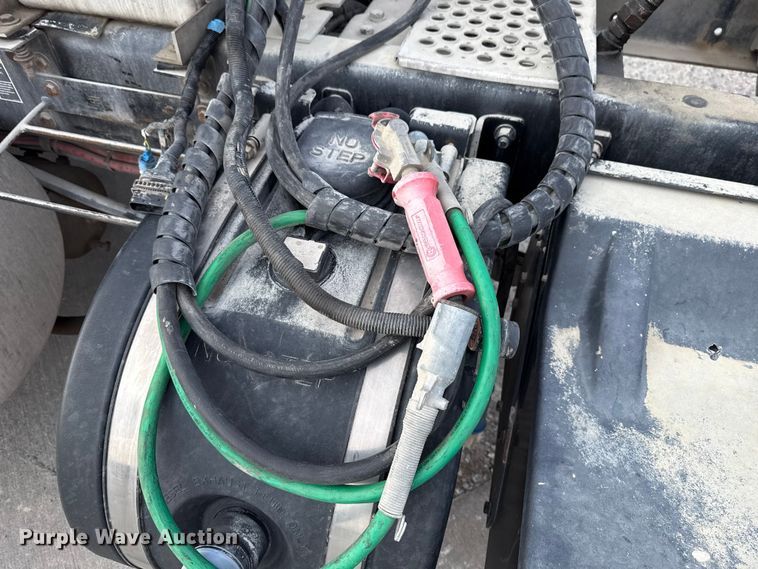 image for item EE3406 2017 Kenworth T800 semi truck