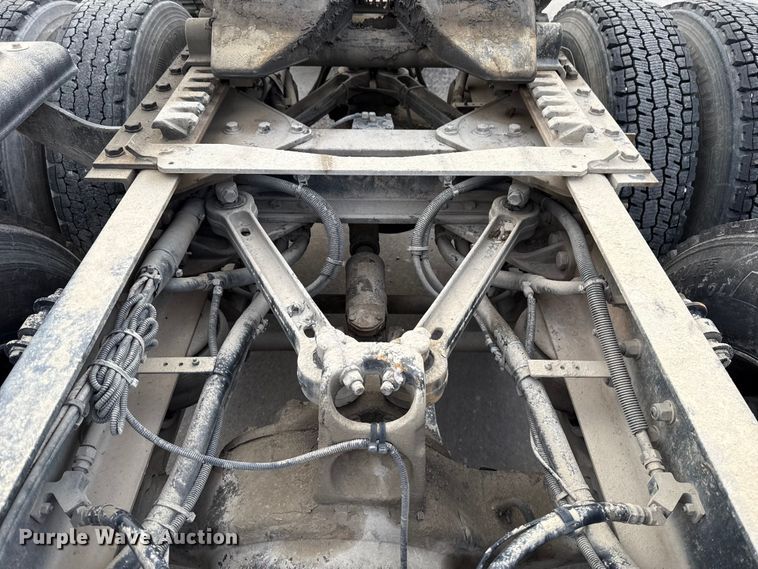 image for item EE3406 2017 Kenworth T800 semi truck