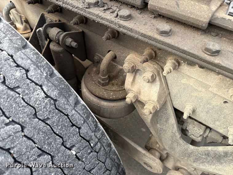 image for item EE3406 2017 Kenworth T800 semi truck