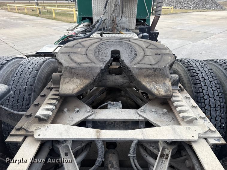 image for item EE3406 2017 Kenworth T800 semi truck