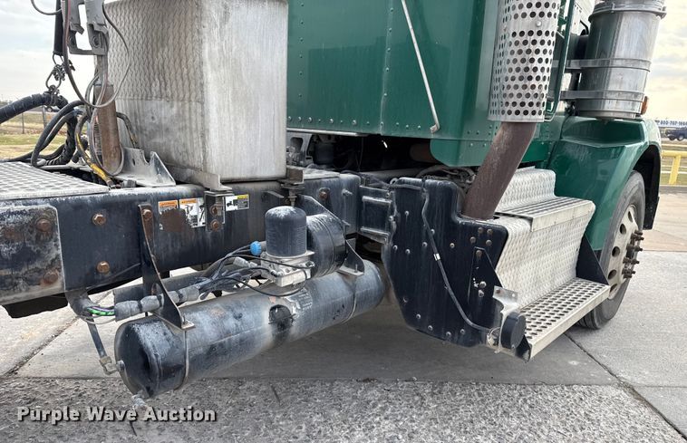 image for item EE3406 2017 Kenworth T800 semi truck