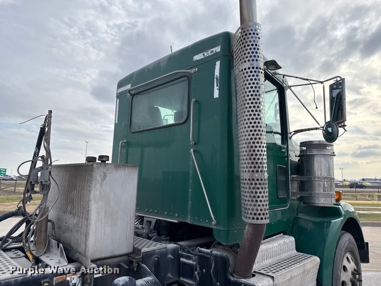 image for item EE3406 2017 Kenworth T800 semi truck