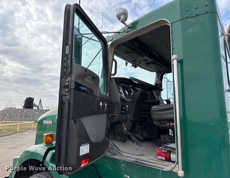 image for item EE3406 2017 Kenworth T800 semi truck