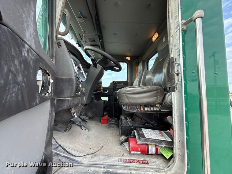 image for item EE3406 2017 Kenworth T800 semi truck