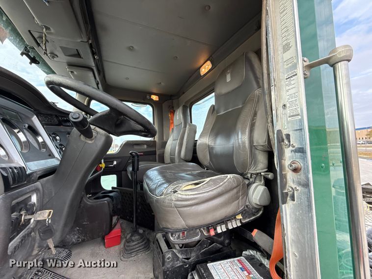 image for item EE3406 2017 Kenworth T800 semi truck