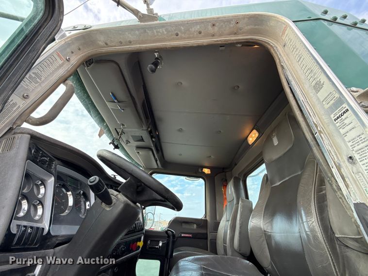 image for item EE3406 2017 Kenworth T800 semi truck