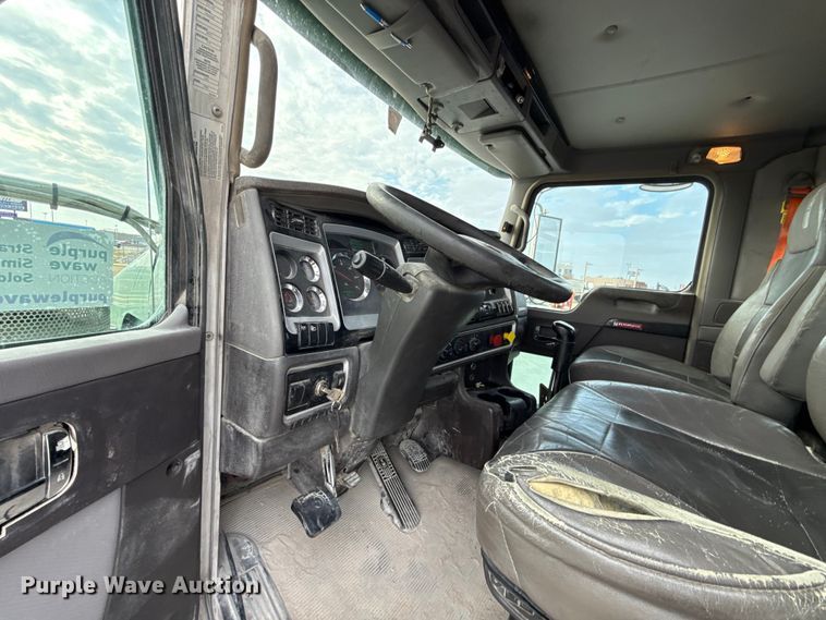 image for item EE3406 2017 Kenworth T800 semi truck