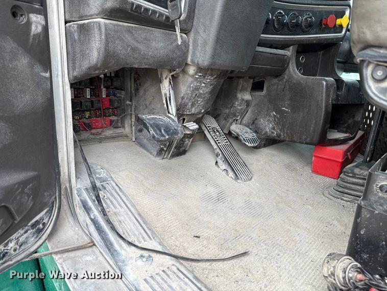 image for item EE3406 2017 Kenworth T800 semi truck