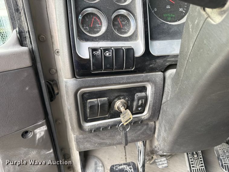 image for item EE3406 2017 Kenworth T800 semi truck