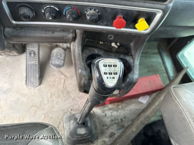 image for item EE3406 2017 Kenworth T800 semi truck