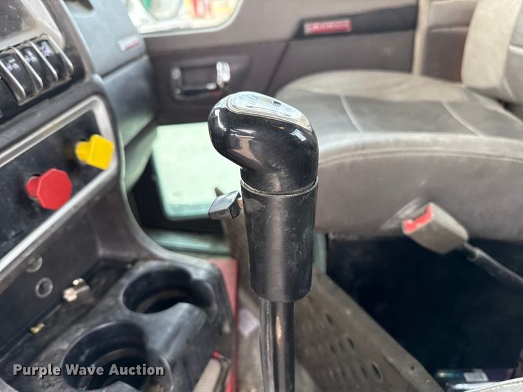 image for item EE3406 2017 Kenworth T800 semi truck